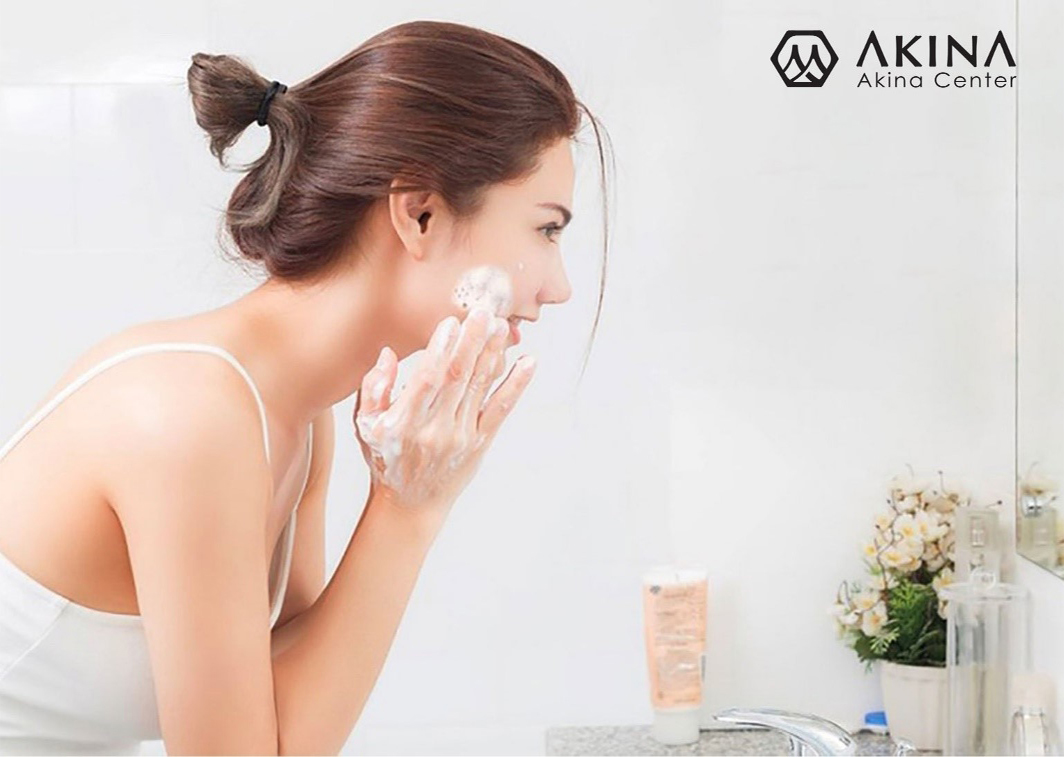 Rửa mặt là bước cần chú ý hàng đầu khi chăm sóc da mụn mùa Đông