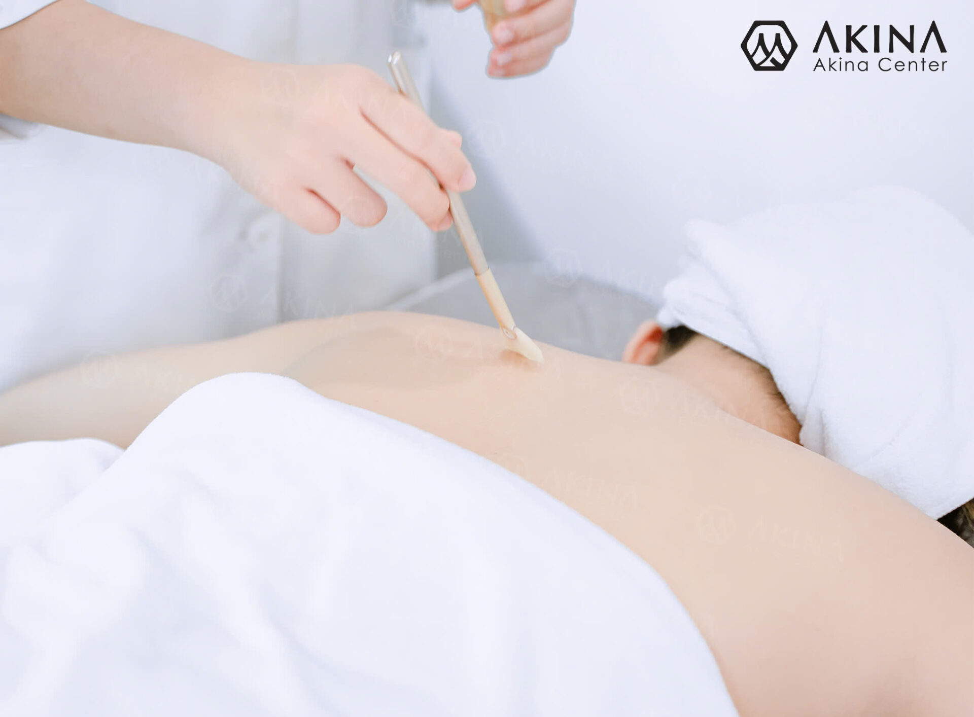 A person receiving a back massage

AI-generated content may be incorrect.